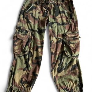 Derek Heart Camouflage Cargo Capris